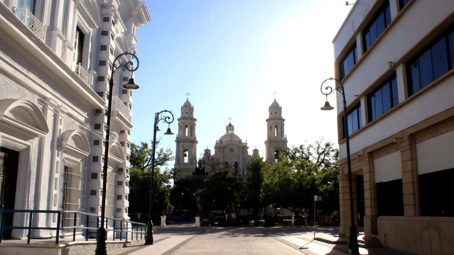 Catedral entre los palacios- Anny Peñuñuri